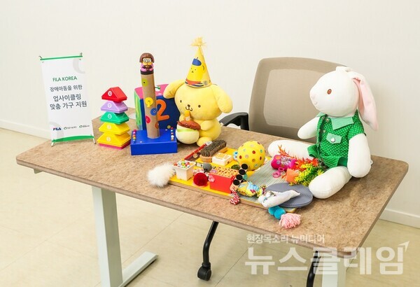 휠라코리아㈜(대표 김지헌)는 버려지는 폐의류를 업사이클링해 이웃과 나누는 ‘Return to Care(리턴투케어)’ 캠페인 성료에 따라 업사이클링을 통해 맞춤 제작한 책상 등을 장애 아동을 위해 밀알나눔재단에 기부했다고 28일 밝혔다. 휠라코리아 제공