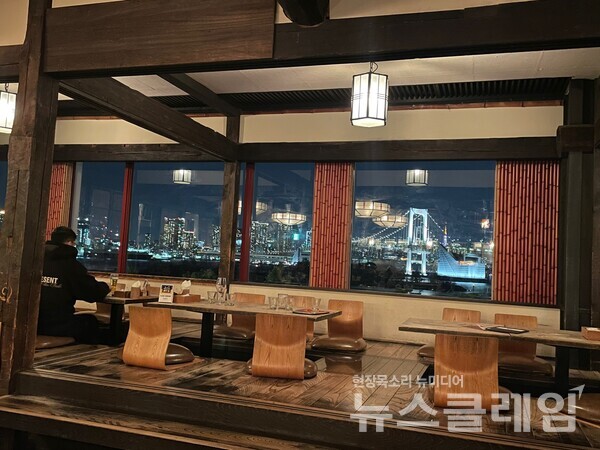 추운몸을 이끌고 들어간 식당에 바로 보이던 레인보우브릿지 풍경. 김도희 기자