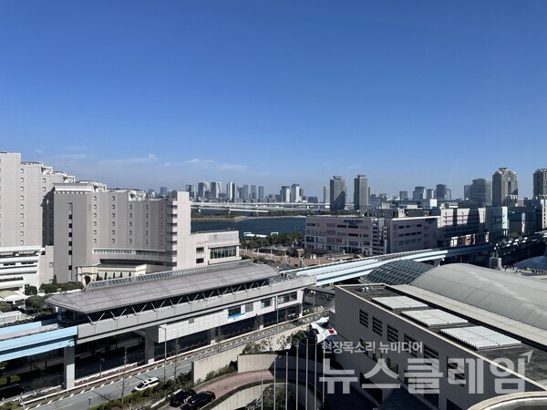 그랜드 닛코 호텔 오다이바에서 보이는 아쿠아시티와 스미다강. 김도희 기자