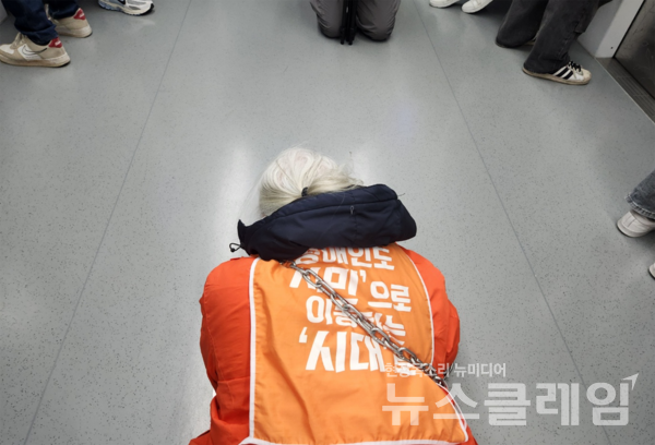 박경석 전장연 상임공동대표가 장애인권리투표를 호소하며 포체투지를 진행하고 있다. 사진=전장연