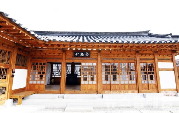 ‘SK古宅’ 내 한옥 기념관. 처마에 ‘학유당(學楡堂)’ 현판이 붙어있다. SK그룹 제공