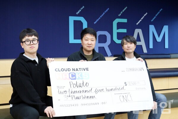 신한카드(사장 문동권)는 세계 최대 규모의 오픈소스 비영리재단인 'CNCF'에서 주관한 해커톤에 참가해 상위권에 입상했다고 8일 밝혔다. 왼쪽 부터 이번 대회에 출전한 신한카드 유명훈 대리, 황인환 차장, 홍성진 부부장. 신한카드 제공