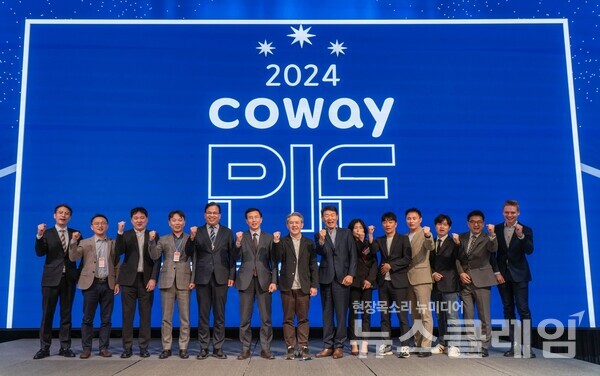 행사에 참석한 서장원 코웨이 대표이사(왼쪽 일곱 번째), 박치형 동반성장위원회 운영처장(왼쪽 여섯 번째)와 파트너사 대표들이 기념사진을 촬영하고 있다. 코웨이 제공
