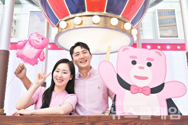 벨리곰 명동 팝업스토어를 찾은 시민들이 벨리곰 조형물과 함께 기념사진을 촬영하고 있다. 롯데홈쇼핑 제공