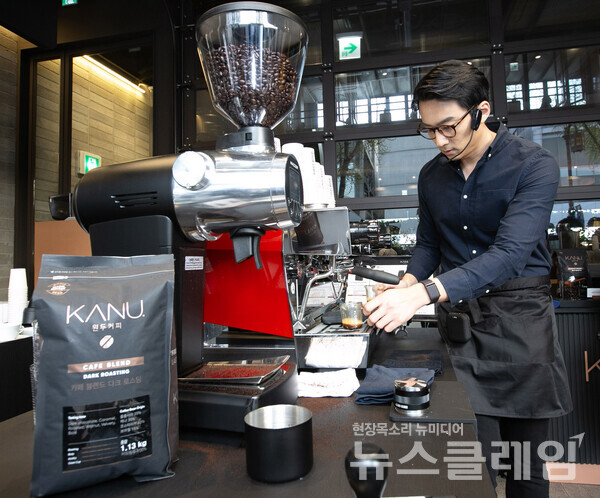 2023 월드 바리스타 챔피언 엄보람 바리스타가 카누 원두를 활용해 에스프레소 추출 시연을 하고 있다. 동서식품 제공