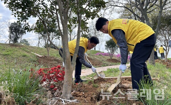 HDC현대산업개발은 8일 5·18역사공원 환경 개선을 위해 공원 입구에 나무심기 봉사활동을 진행했다. HDC현대산업개발 제공