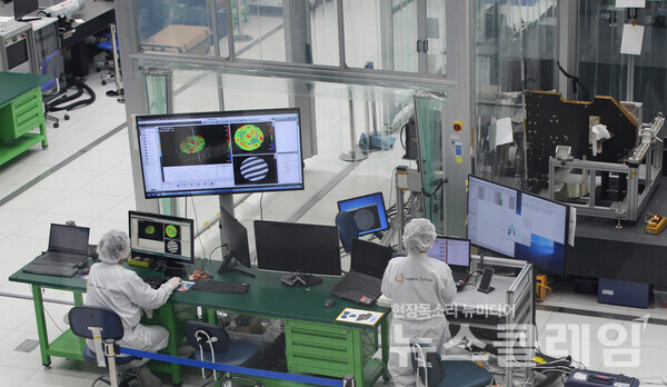 한화시스템 용인연구소 위성통합시험장 클린룸. 한화시스템 제공