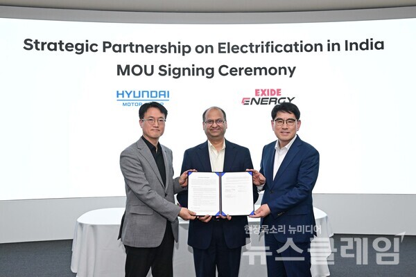 업무협약 체결 후 기념사진을 찍는 모습. (좌측부터)현대차∙기아 전동화부품구매사업부 정덕교 상무, 엑사이드 에너지 CEO 만다르 브이 데오, 현대차∙기아 R&D본부장 양희원 사장. 현대차 제공