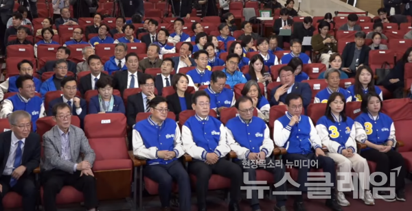 더불어민주당 이재명 대표가 지난 10일 오후 서울 영등포구 여의도 국회 의원회관에 마련된 제22대 국회의원선거 민주당 개표 상황실에서 방송사 출구조사 결과를 지켜보고 있다. 사진=더불어민주당