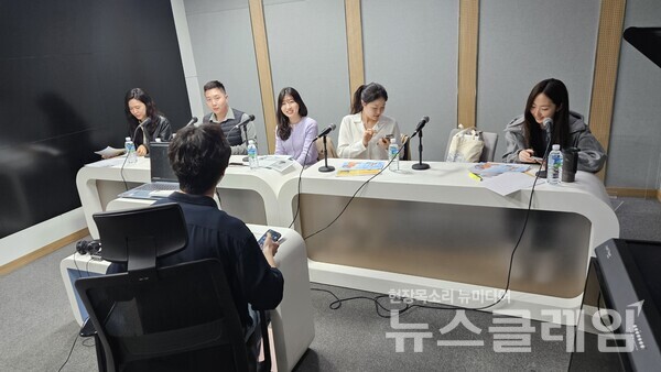 유한양행(사장 조욱제)은 한국어가 서툰 다문화 가정 아동들을 위해 임직원 참여 동화책 낭독 봉사활동을 실시했다고 12일 밝혔다. 유한양행 제공