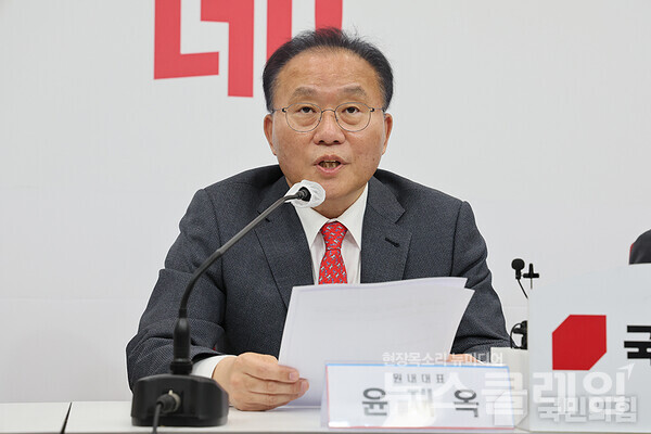 국민의힘 윤재옥 원내대표 겸 당대표 권한대행이 15일 국회에서 4선 이상 중진 당선인들과 간담회를 하고 있다. 사진=국민의힘