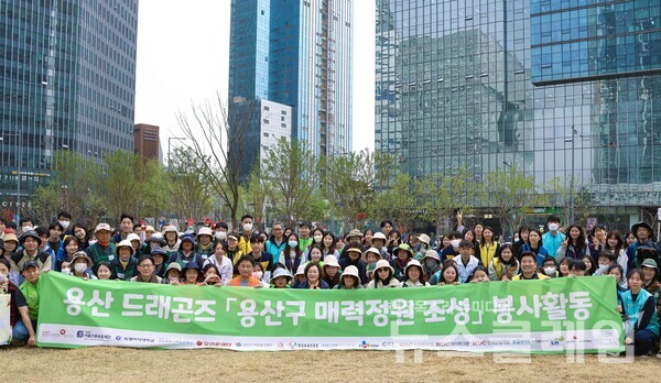 아모레퍼시픽(대표 서경배, 김승환)은 서울 용산구 소재 민관학 연합 봉사체 '용산 드래곤즈'가 '용산구 매력정원 조성' 봉사활동을 진행했다고 17일 밝혔다. 아모레퍼시픽 제공