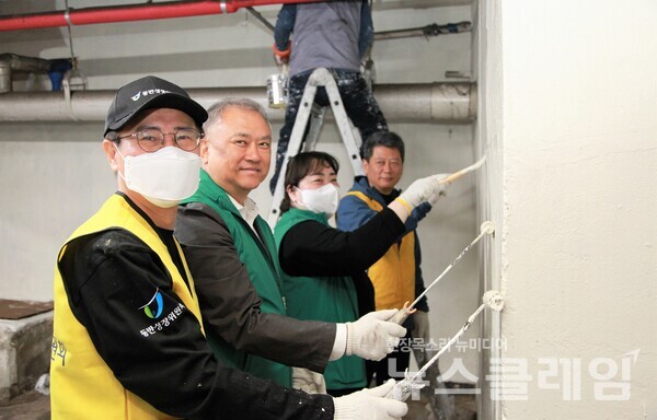 지난 16일 경동시장 주차장에서 (왼쪽부터)동반성장위원회 박치형 운영처장, 케이디마켓주식회사 최영수 대표, 경동1960점 이다현 점장, 경동시장상인회 김영백 회장이 노후 벽면 도색 작업을 진행하고 있다. 스타벅스 코리아 제공