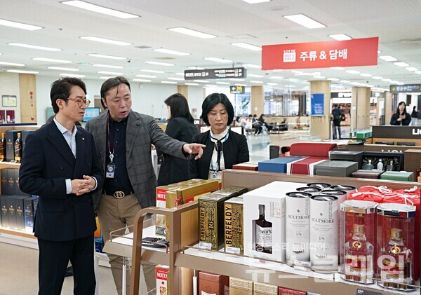 지난 17일 롯데면세점 김포공항점에 방문한 김주남 롯데면세점 대표이사(사진 왼쪽)가 주류‧담배 임시매장 쇼핑환경을 점검하고 있다. 롯데면세점 제공