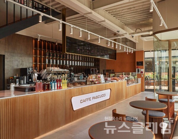 SPC(회장 허영인)가 운영하는 이탈리아 정통 커피전문점 파스쿠찌가 부산에 선보인 '센트로광안리점'. SPC 파스쿠찌 제공