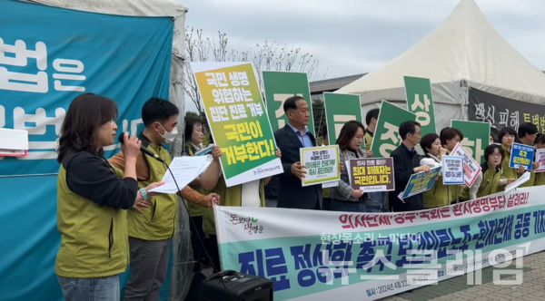 22일 오전 서울 여의도 국회 앞에서 열린 '진료 정상화 촉구 보건의료노조-환자단체 공동 기자회견'. 사진=보건의료노조