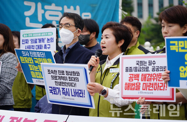 22일 오전 서울 여의도 국회 앞에서 열린 '진료 정상화 촉구 보건의료노조-환자단체 공동 기자회견'에서 발언 중인 최희선 보건의료노조 위원장. 사진=보건의료노조