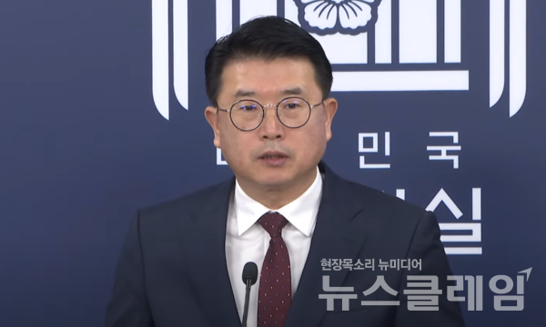 장상윤 대통령실 사회수석이 23일 서울 용산 대통령실 청사 오픈라운지에서 의대 증원 등 관련 현안 브리핑을 하고 있다.