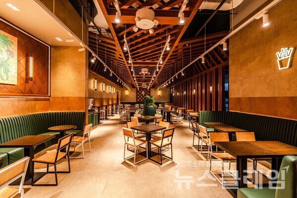 SPC그룹(회장 허영인)은 말레이시아 쿠알라룸푸르에 쉐이크쉑 1호점 ‘디 익스체인지 TRX(The Exchange TRX)점’을 열었다고 24일 밝혔다. SPC그룹 제공