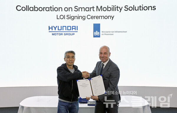 현대차·기아 남양기술연구소에서 열린 업무협약식에서 현대차∙기아 AVP본부장 송창현 사장(왼쪽), 네덜란드 교통부 키스 반 더 버그(Kees Van der Burg) 차관(오른쪽)이 기념 사진을 촬영하고 있다. 현대차 제공