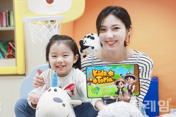 LG유플러스 모델이 키즈토피아 ‘지구사랑탐사대’ 콘텐츠를 소개하고 있다. LG유플러스 제공