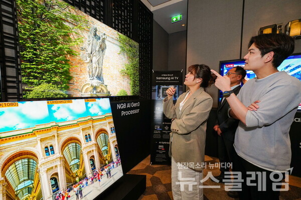 23일(현지시간) 태국 방콕 '2024 동남아 테크세미나'에서 참석자들이 삼성전자 2024년형 Neo QLED 8K 신제품을 살펴보고 있다. 삼성전자 제공
