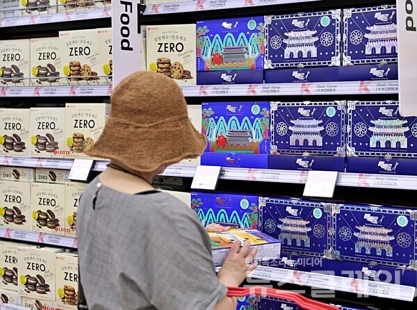 롯데웰푸드(대표 이창엽)는 한국을 방문한 외국인 관광객 대상으로 한 ‘빼빼로 랜드마크 에디션’ 2종을 선보인다고 24일 밝혔다. 롯데웰푸드 제공