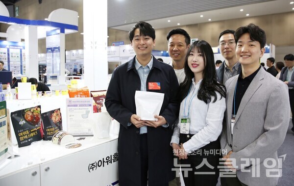 지난 23일 일산 킨텍스에서 열린 ‘2024 대한민국 패키징 대전’에서 아워홈 Packaging팀 팀원들이 출품작 앞에서 기념 촬영을 하고 있다. 아워홈 제공