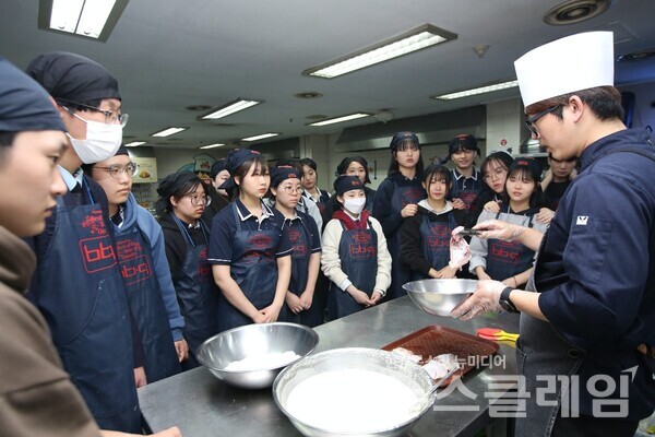 제너시스BBQ 그룹(회장 윤홍근)이 경기도 이천에 위치한 치킨대학에서 경기도 소재 고등학교 학생 30명을 대상으로 이색 직업체험 기회를 제공하는 치킨캠프를 진행했다고 24일 밝혔다. BBQ 제공