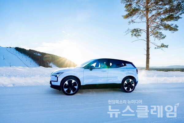 볼보자동차는 프리미엄 전기 SUV ‘EX30’이 세계적인 권위의 레드닷 디자인 어워드에서 ‘2024 최우수 제품 디자인상'을 받았다고 24일 밝혔다. 볼보자동차 제공