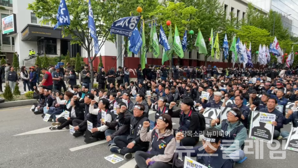 24일 오후 서울 종로구 세월호 기억관 앞에서 열린 안전한 사회를 쟁취하기 위한 민주노총 결의대회. 사진=민주노총
