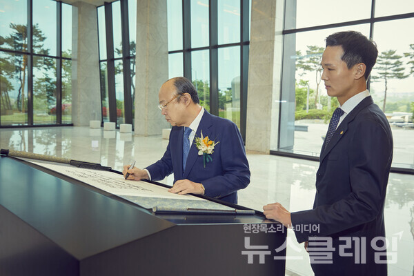 한화그룹 김승연 회장이 한화생명 본사인 63빌딩을 방문해, 한화금융계열사 임직원을 격려하는 방명록을 작성하고 있다. 한화 제공