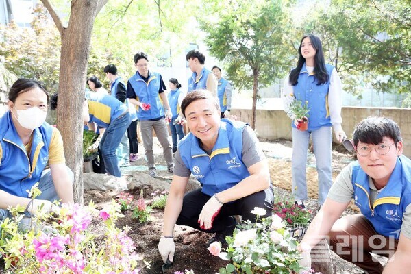 신한카드(사장 문동권)는 어린이날을 맞아 지역아동센터에 있는 아름인 도서관에서 임직원들이 환경 개선 봉사활동을 진행했다고 26일 밝혔다. 문동권 신한카드 사장(가운데)이 임직원들과 도서관 내 화단 조성 봉사활동을 하고 있다. 신한카드 제공