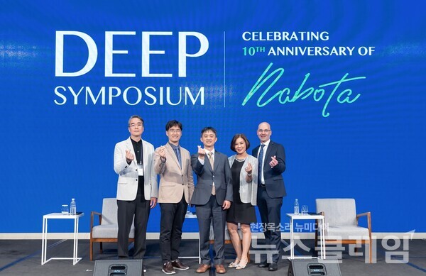 나보타 심포지엄에서 참석자들이 기념촬영을 하고 있다. (왼쪽부터)윤춘식 예미원피부과 원장, 박병철 단국대학교병원 피부과 교수, 박성수 대웅제약 대표, 크리스티나 푸얏 필리핀 피부과 전문의, 루이 아벨라. 대웅제약 제공