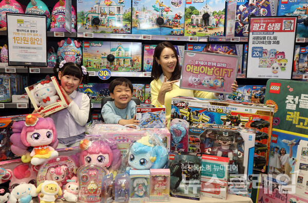 이마트 청계천점 완구 매장에서 모델들이 어린이날 행사를 소개하고 있다. 이마트 제공