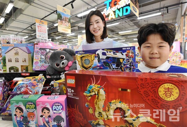 서울 등촌동 ‘홈플러스 메가푸드마켓’ 강서점에서 어린이날 인기 완구 할인 상품을 소개하고 있다. 홈플러스 제공