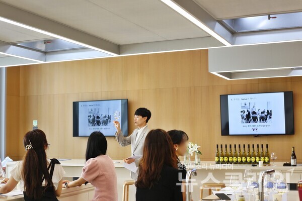 문화센터 와인 클래스. 갤러리아백화점 제공