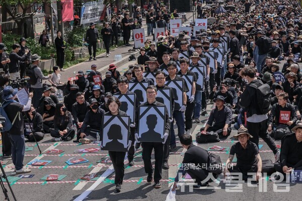 지난달 29일 서울 태평로에서 진행된 '악성 민원 희생자 추모 공무원노동자대회'. 사진=공무원노조