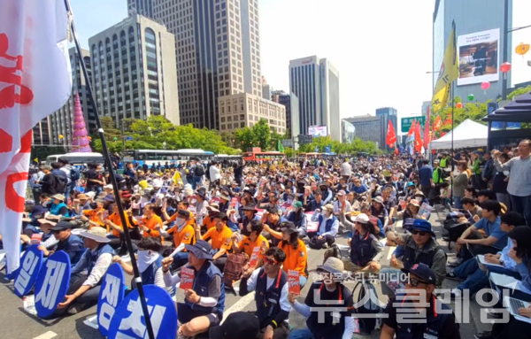 1일 오후 서울 광화문 동화면세점 앞에서 열린 '2024 세계노동절 대회'. 사진=민주노총