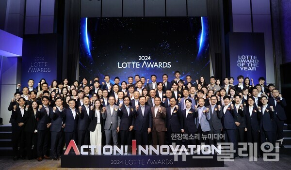 신동빈 롯데 회장(맨 앞줄 가운데)과 수상자들. 롯데지주 제공