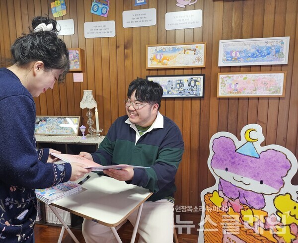 웅진씽크빅(대표 이봉주)은 자사 신규 도서 '별 조각 상점' 출간 기념 원화전을 진행한다고 2일 밝혔다. 웅진씽크빅 제공