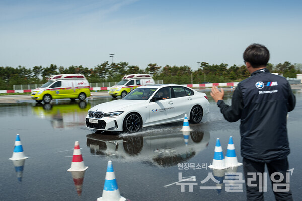 BMW 코리아(대표 한상윤)는 인천 영종도 BMW 드라이빙 센터에서 인천지역 소방서 구급대원을 대상으로 주행 교육을 진행한다고 2일 밝혔다. BMW 코리아 제공