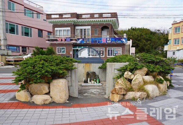 수렴리의 할매바위다. 특별한 모습을 한 바위는 아니지만, 오래전부터 이 마을 바닷가에서 소원을 들어주는 영험한 바위였다. 자동차 도로가 뒤로 지나고 앞으로는 사람들이 다니는 인도가 들어서면서 울타리를 둘러 보호하고 있다. 사진=오근식 객원위원