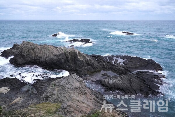 우리나라에서 볼 수 있는 주상절리 중 가장 독특한 형태인 부채꼴 주상절리다. 사진=오근식 객원위원