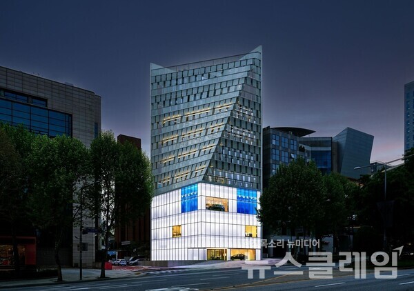 볼보자동차코리아(대표 이윤모)는 서울 강남 지역 고객 서비스 접점을 강화하고 더욱 차별화된 서비스를 제공하기 위해 볼보 강남 대치 전시장을 확장 이전하고, 서비스센터를 신규 오픈한다고 3일 밝혔다. 볼보자동차코리아 제공