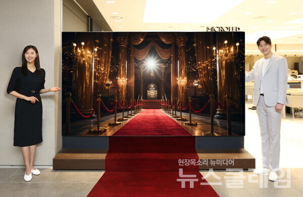 삼성전자 모델이 삼성스토어 현대 판교점에서 국내 최대 크기의 114형 마이크로 LED를 소개하고 있다. 삼성전자 제공