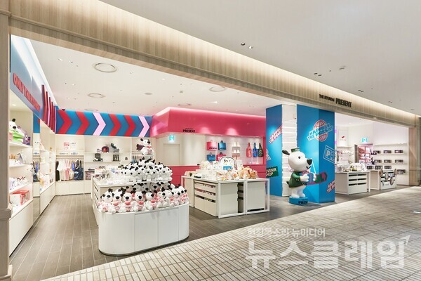 더현대 서울 5층에 위치한 현대백화점 자체 기념품 편집숍 '더현대 프레젠트' 전경. 현대백화점 제공