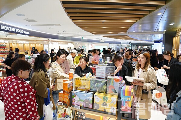 롯데면세점(대표이사 김주남)은 지난 7일 롯데면세점 명동본점에 중국 인센티브 단체관광객 4000여명이 방문했다고 8일 밝혔다. 롯데면세점 제공