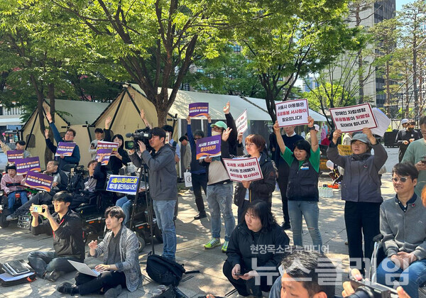 8일 오전 서울시청 앞에서 열린 '서울시사회서비스원 폐지조례 대한 오세훈 서울시장 재의권 행사 촉구' 기자회견'. 사진=빈곤사회연대