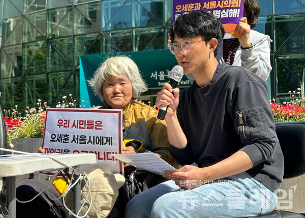 8일 오전 서울시청 앞에서 열린 '서울시사회서비스원 폐지조례 대한 오세훈 서울시장 재의권 행사 촉구' 기자회견'. 사진=빈곤사회연대